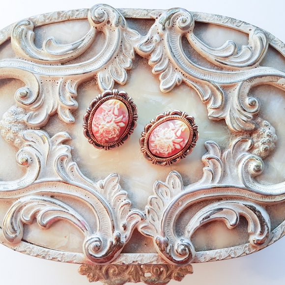 Pretty vintage cameo rose earrings 🌹Tres jolie. - Picture 3 of 4
